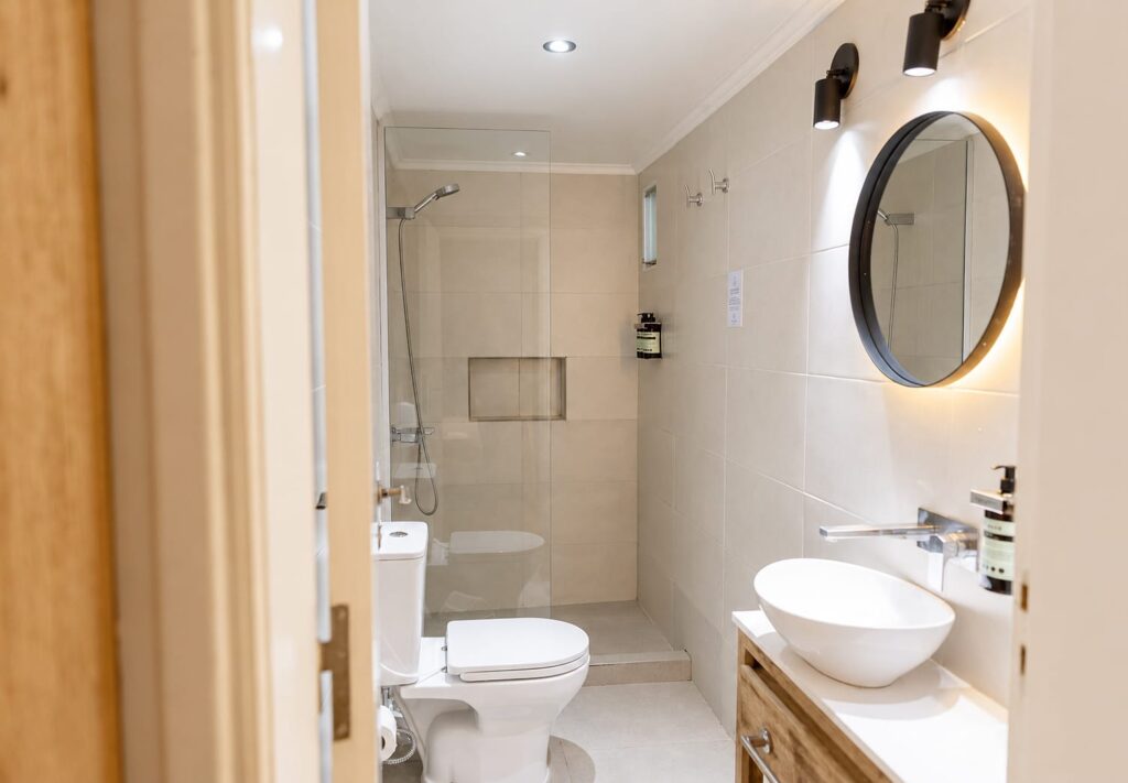 Baño privado de un Deluxe Studio con bacha de apoyo y ducha