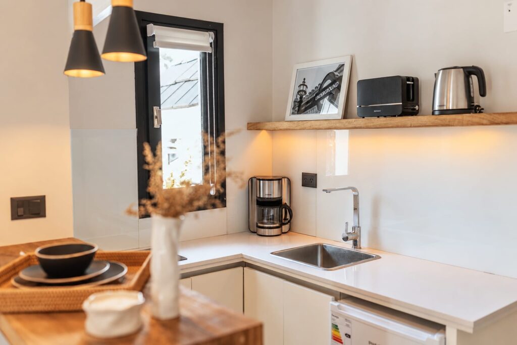 Cocina equipada de un Deluxe Studio con cafetera, pava eléctrica y vajilla