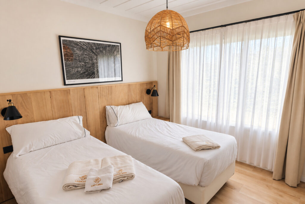 Segundo dormitorio con camas individuales de un departamento de 2 dormitorios