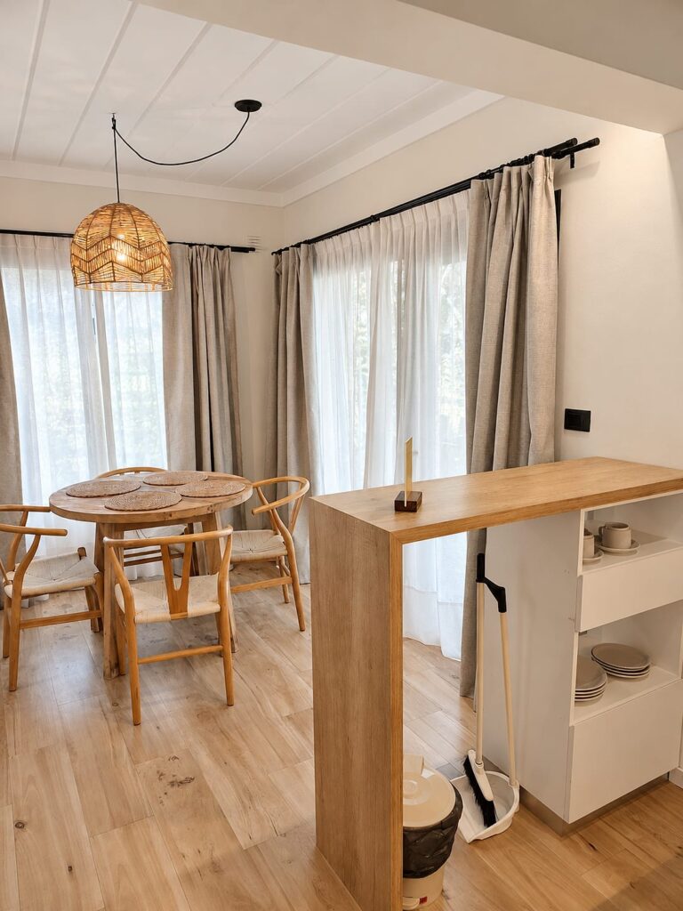 Comedor y barra de madera del departamento Superior de 1 dormitorio