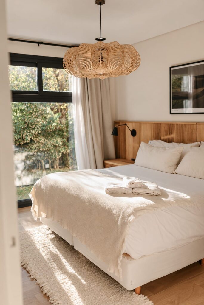 Dormitorio con ventanal al jardín del departamento Superior de 1 dormitorio