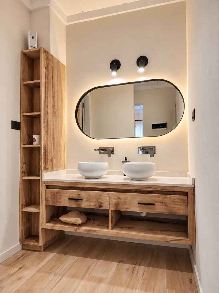 Antebaño con doble bacha y espejo iluminado del departamento Superior