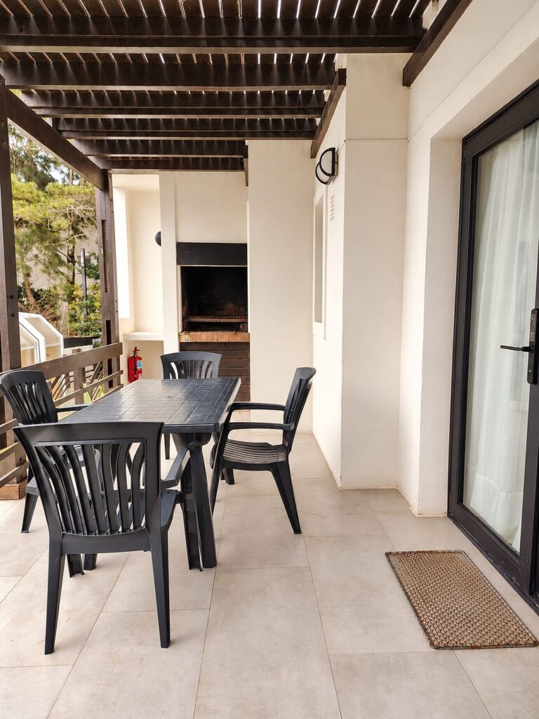 Galería con mesa y parrilla del departamento Superior de 1 dormitorio