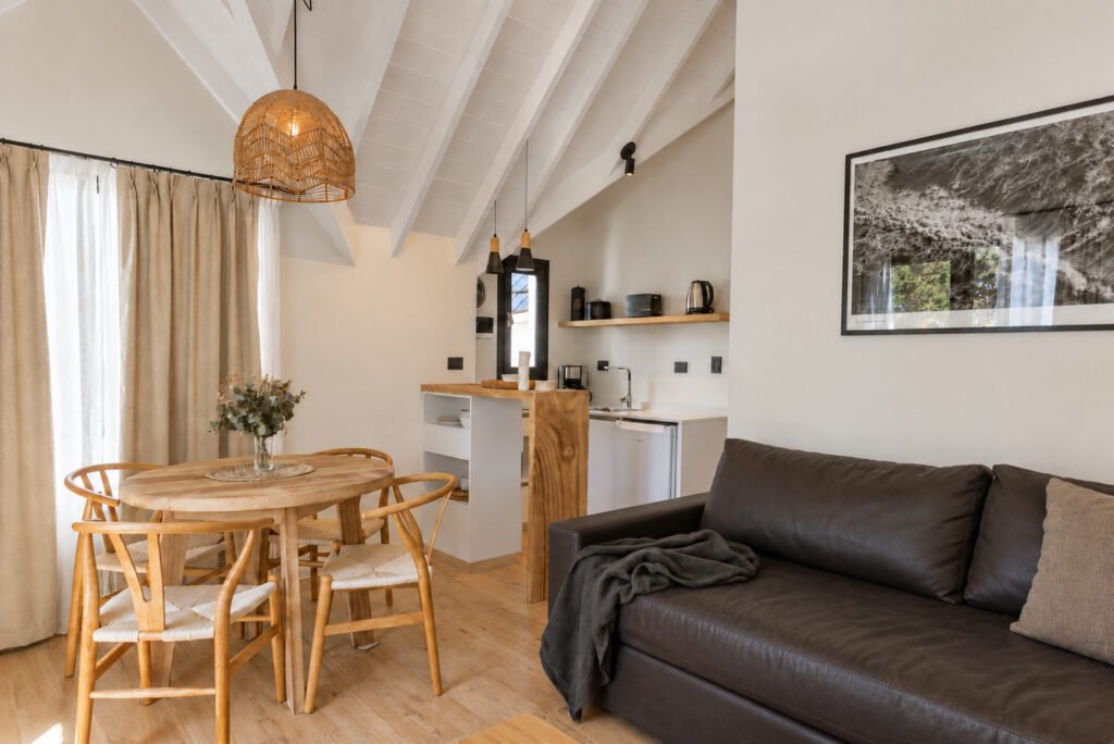 Living comedor de un departamento de 1 dormitorio con sofá cama y mesa redonda