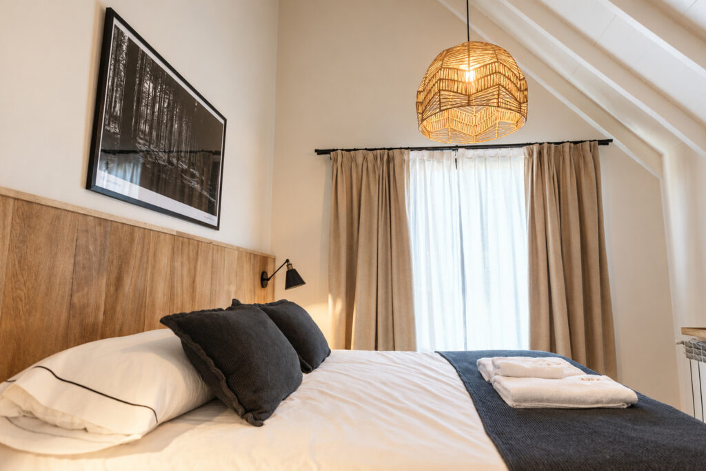 Dormitorio de un departamento de 1 dormitorio con cama matrimonial