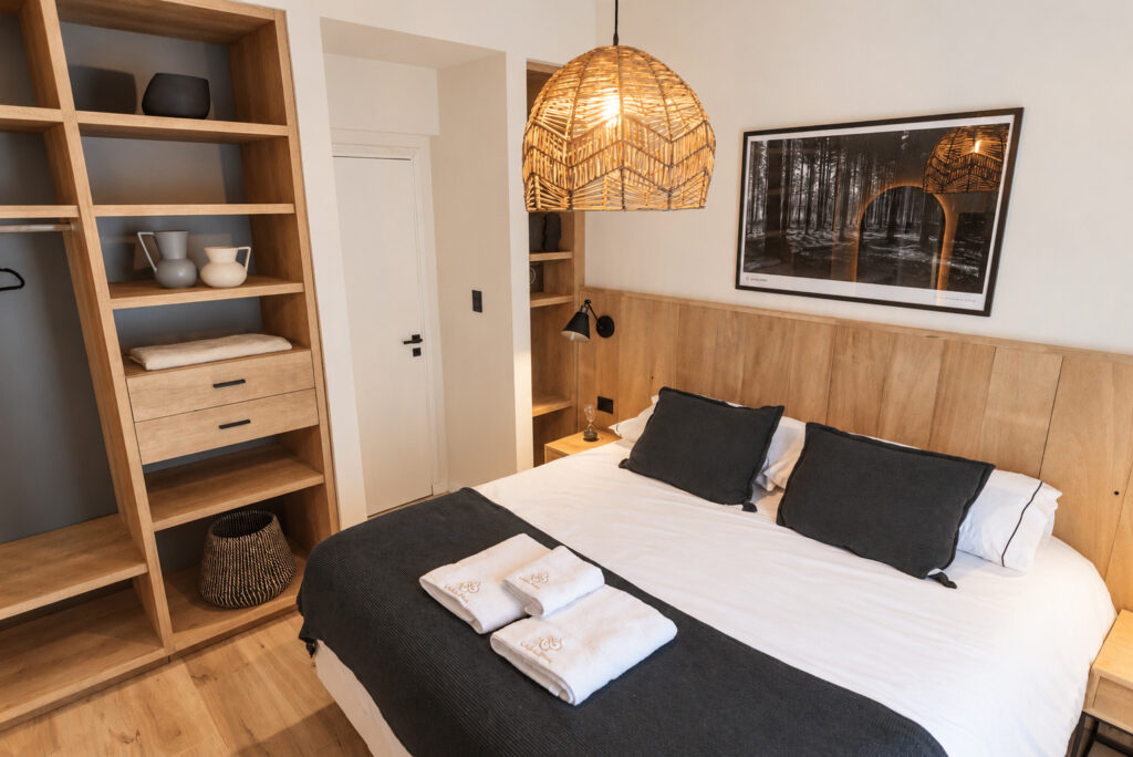 Dormitorio con estantería de madera de un departamento de 1 dormitorio